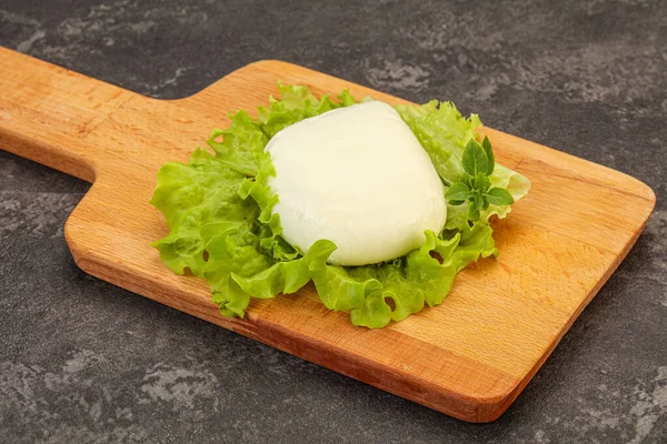 Italienische Mozzarella Käsekugel Über Bord — Stockfoto