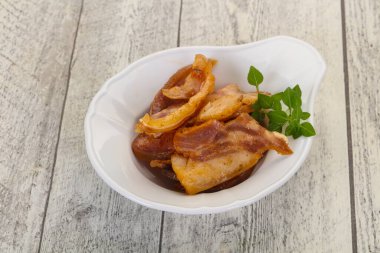 Kasede domuz kulağı var.