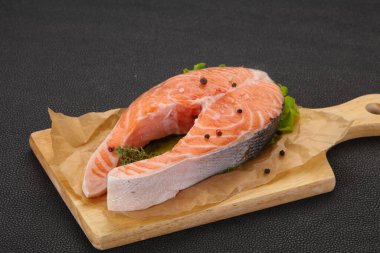 Çiğ somon bifteği, tuzlu ve biberli. Izgara için hazır.