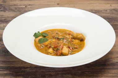 Geleneksel Tayland körili tavuk çorbası ve hindistan cevizi sütü.