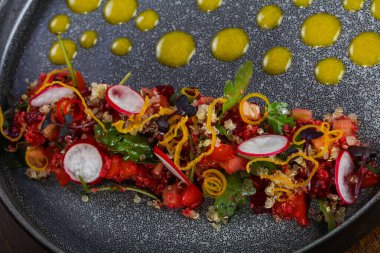 Sebze salatası, zeytinyağı ve bitkilerle birlikte.