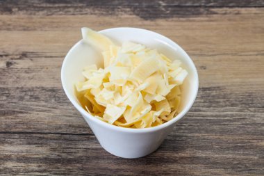 Hindistan cevizi kuru cipsi kasede atıştırmalık.