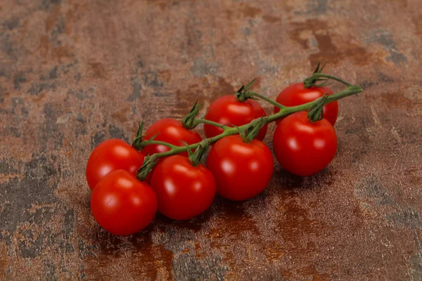 Reife Schmackhafte Tomaten Auf Dem Zweig — Stockfoto