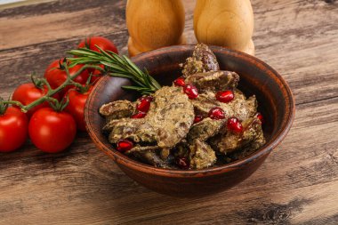 Krema soslu tavuk ciğeri biberiye servis edildi.