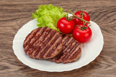 Domates soslu ızgara burger pirzolası