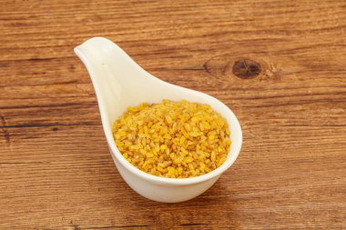 Vejetaryen mutfağı. Kasede pişirmek için kuru bulgur.