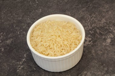 Tabakta çiğ Hint basmati pilavı