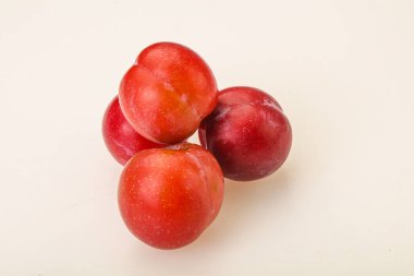 Olgun tatlı kırmızı erik yığını