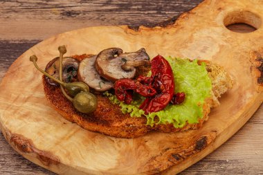 Mantarlı vegan bruschetta ve kuru domates.