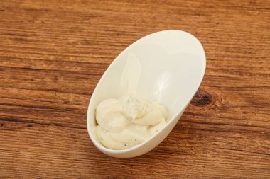 Parmesan peynirli ve otlu Sezar kremi sosu.