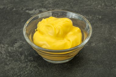 Tabaktaki doğal lezzetli peynir sosu