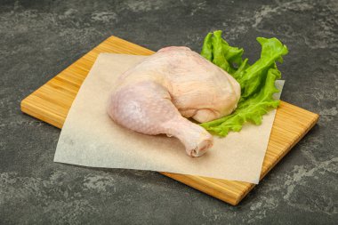 Salata yapmak için çiğ tavuk budu.