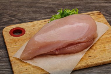 Pişirmek için çiğ tavuk göğsü.