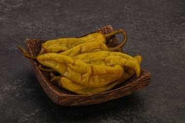 Baharatlı ve acı yeşil biberli terbiye.