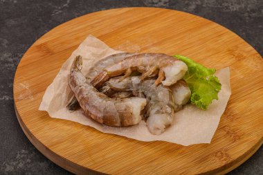 Çiğ kaplan karides yığını yemek için.