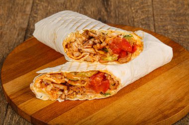 Et, sebze ve soslu ızgara Shawarma.