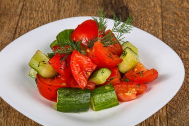 Taze sebzeli bahar salatası - domates ve salatalık