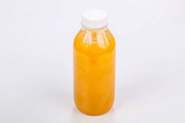 Şişede portakal suyu var.