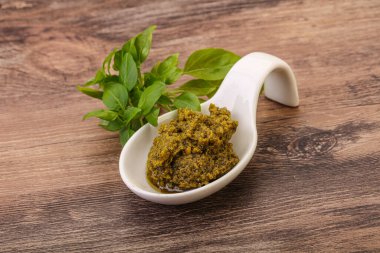 Fesleğen ve sedir fıstıklı yeşil sos sosu.