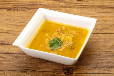 Füme et ve sebzeli bezelye çorbası.