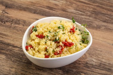 Vejetaryen yemeği - sebzeli kuskus ve maydanoz.