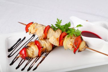 Sebzeli tavuk şişi.