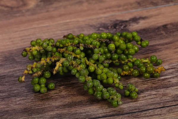 Maíz Crudo Pimienta Verde Fresca Sobre Fondo Madera —  Fotos de Stock