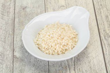 İtalyan pilavı için çiğ Arborio pilavı.