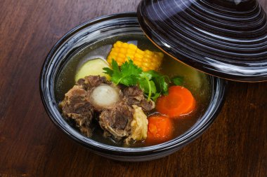 Et, sebze ve mısır çorbası.