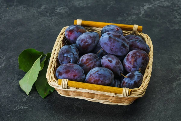 Montón Ciruela Madura Cesta Con Hojas — Foto de Stock