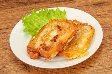 Ekmeğin içinde kızarmış morina balığı