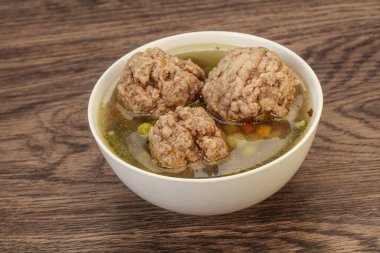 Sebzeli çorba, baharat ve köfte.