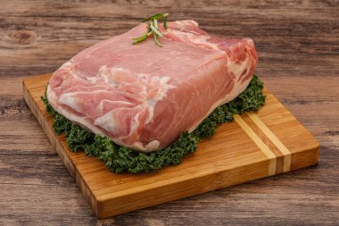 Pişirmek için çiğ domuz eti.