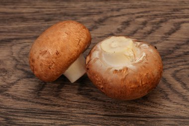 Arka planda Lezzetli Çiğ Kahverengi Şampiyonlar