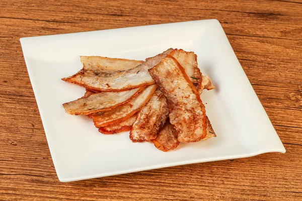 Kızarmış domuz pastırması tabakta.