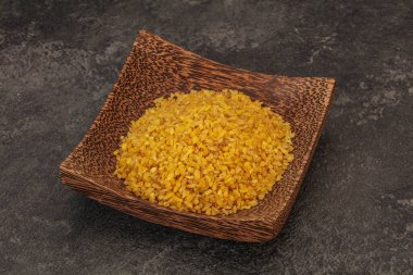 Vejetaryen mutfağı. Kasede pişirmek için kuru bulgur.