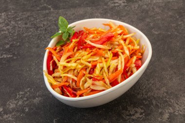 Havuç ve biberli vejetaryen lahana salatası 