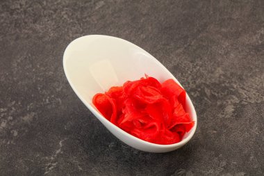 Asya mutfağı terbiye edilmiş zencefil kökü kasede.