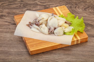 Çiğ deniz ürünleri, güvertede pişirmek için mürekkep balığı.