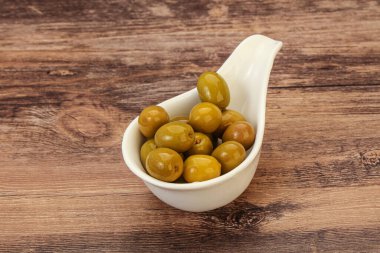 Kavanozda yeşil zeytin turşusu