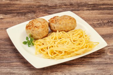 Peynirli spagetti ve ev yapımı tavuk pirzolası.