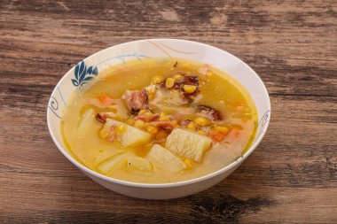 Füme domuz pirzolası ve bezelye çorbası.