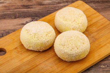 Çiğ patates ezmesi - doldurulmuş patates pirzolası - pişirmek için.