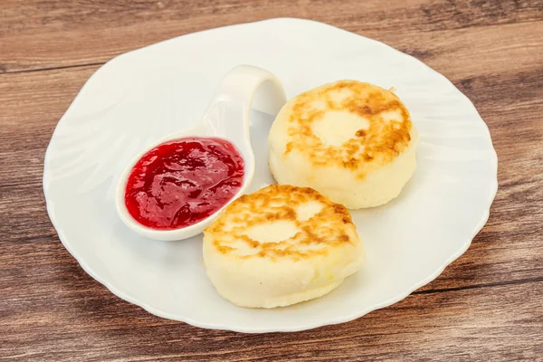 Блинчики Сыром Клубничным Джемом Завтрак — стоковое фото