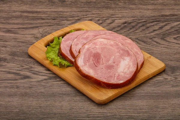 板の上に豚肉の肉ハムのスライス — ストック写真