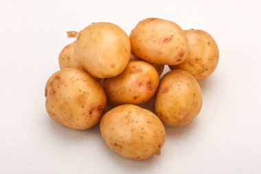 Çiğ taze patates yığını.