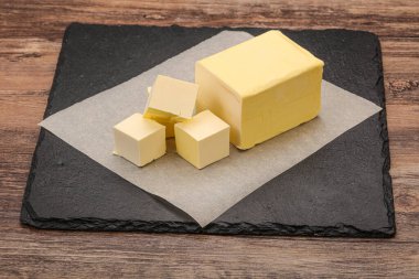 Sütlü doğal sarı tereyağı.