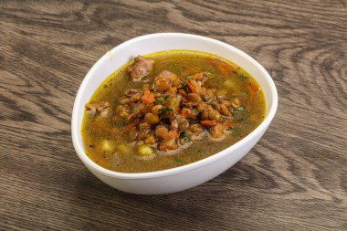 Geleneksel tavuk ve sebzeli mercimek çorbası.