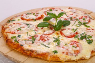 Domates ve peynirli pizza.