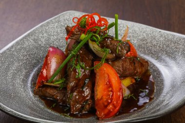 Teriyaki soslu biftek ve domates.